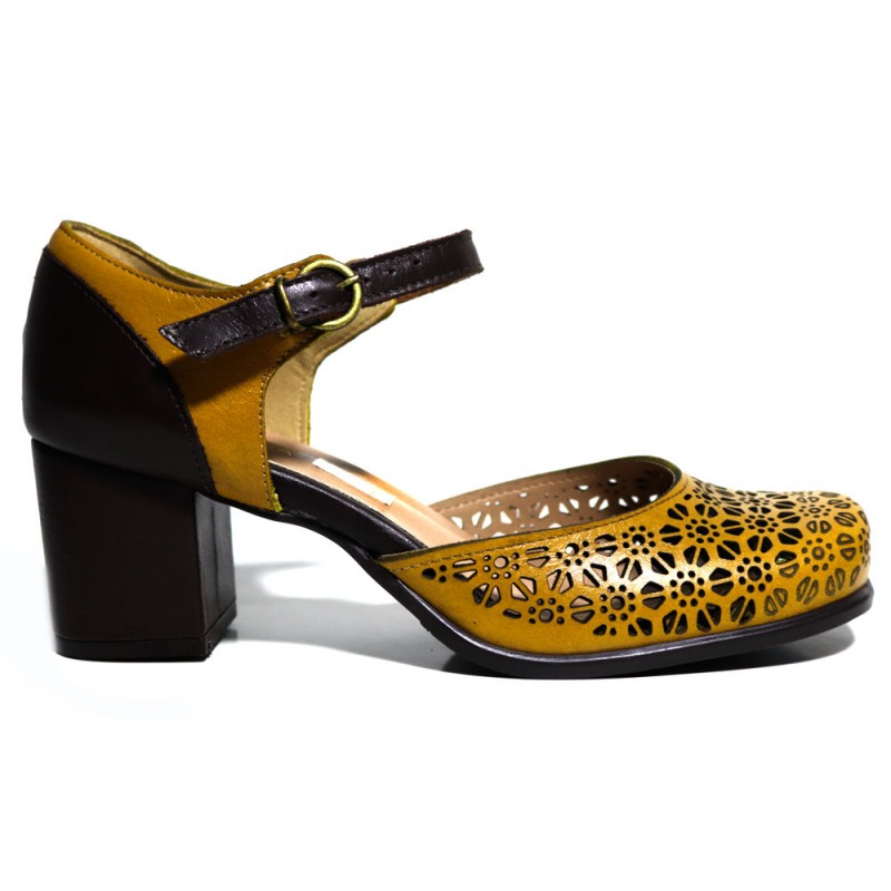 sapato de salto amarelo